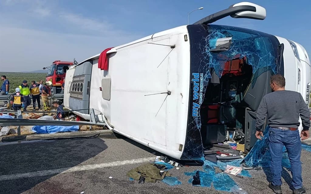 Manisa’da korkunç kaza! Tur otobüsü ile çekici çarpıştı