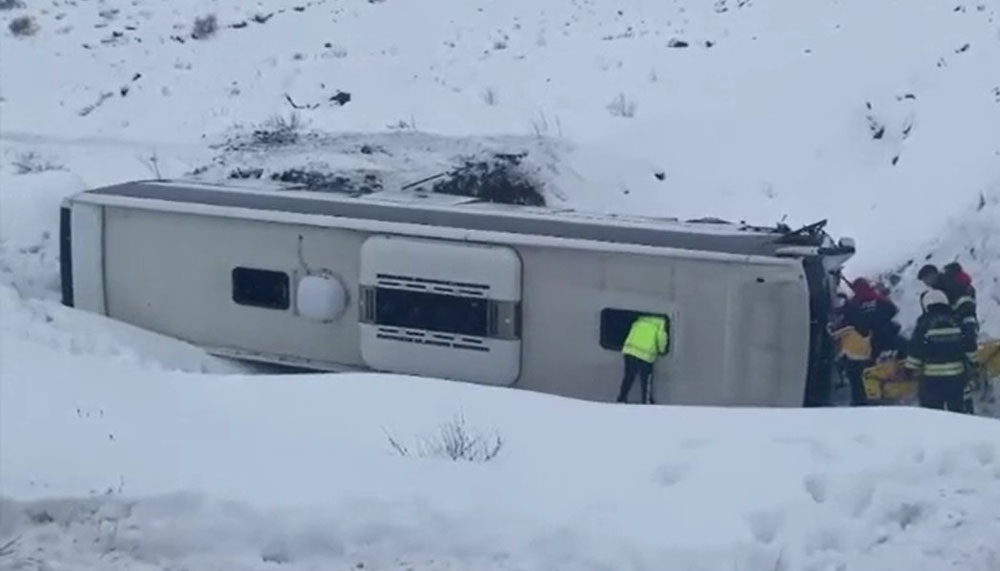 Erzincan’da yolcu otobüsü şarampole yuvarlandı, çok sayıda yaralı var