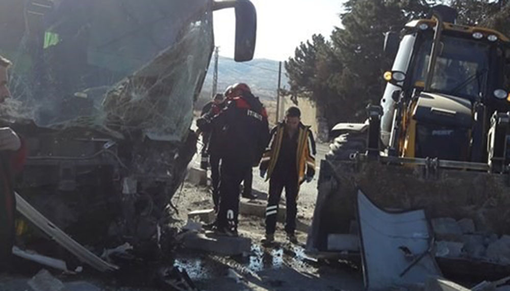 Nevşehir’de tur otobüsü ile iş makinesi çarpıştı, 7 yaralı