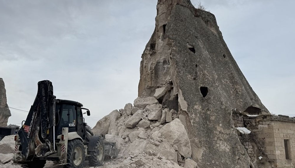 Kapadokya'da peribacası yıkıldı