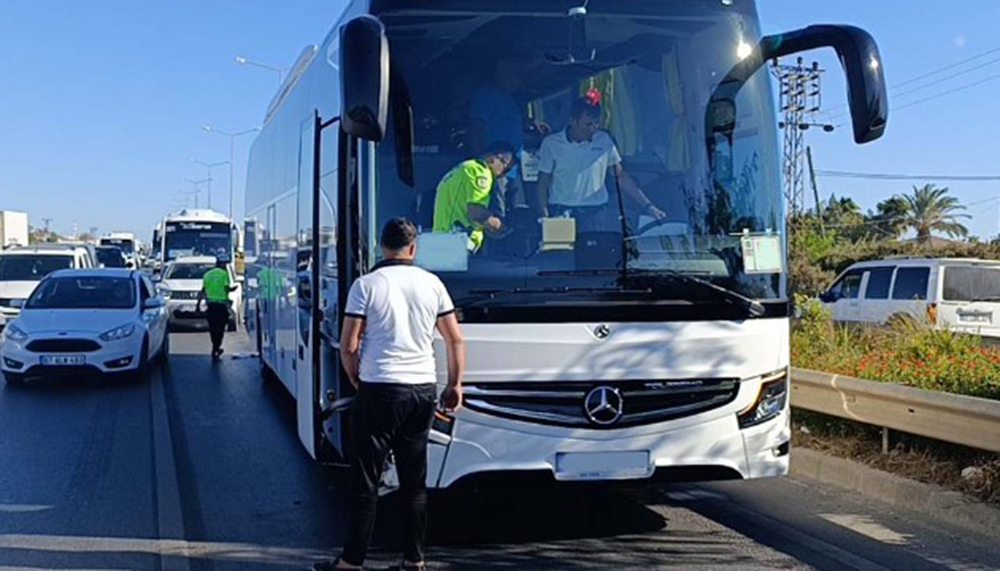 Antalya’da motosiklete tur otobüsü sürücüsü alkollü çıktı