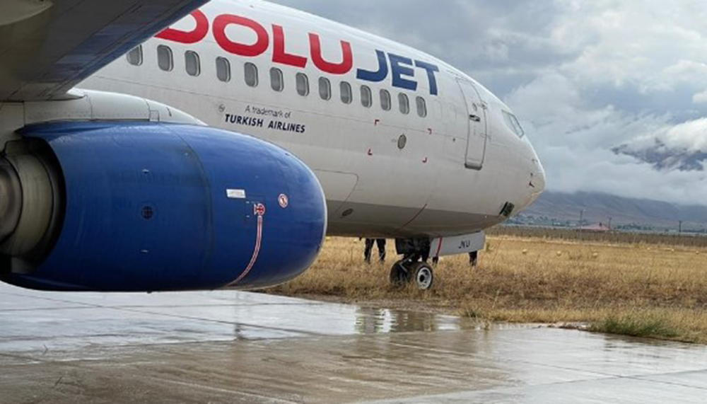 Hakkari'de yolcu uçağı pistten çıkarak çamura saplandı