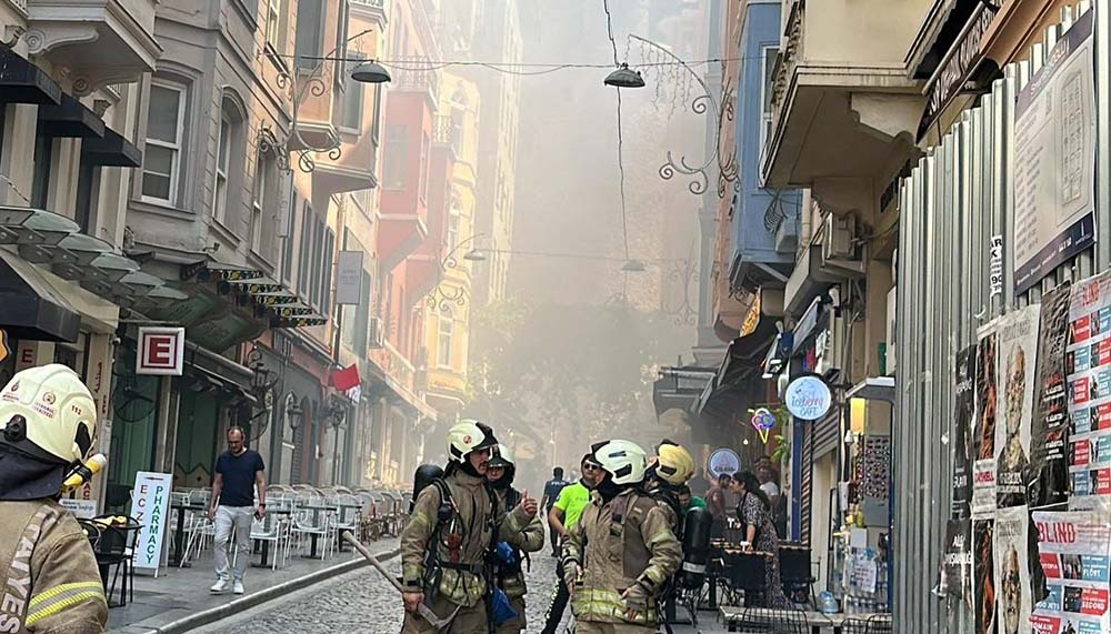 Galata Kulesi'nin çevresinde yangın