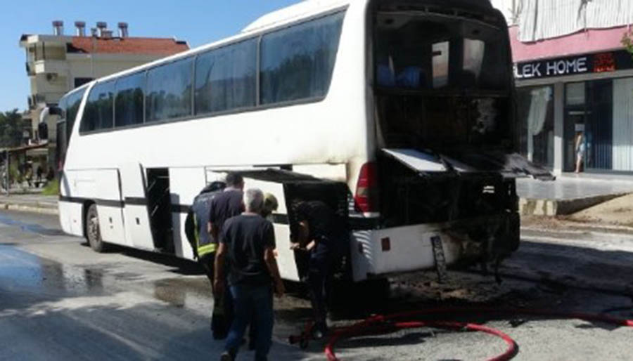 Antalya’da otel personelini taşıyan servis otobüsünde yangın