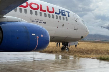 Hakkari'de yolcu uçağı pistten çıkarak çamura saplandı