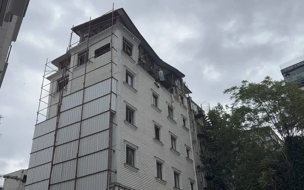 İstanbul'da hakkında yıkım kararı olan otel çöktü