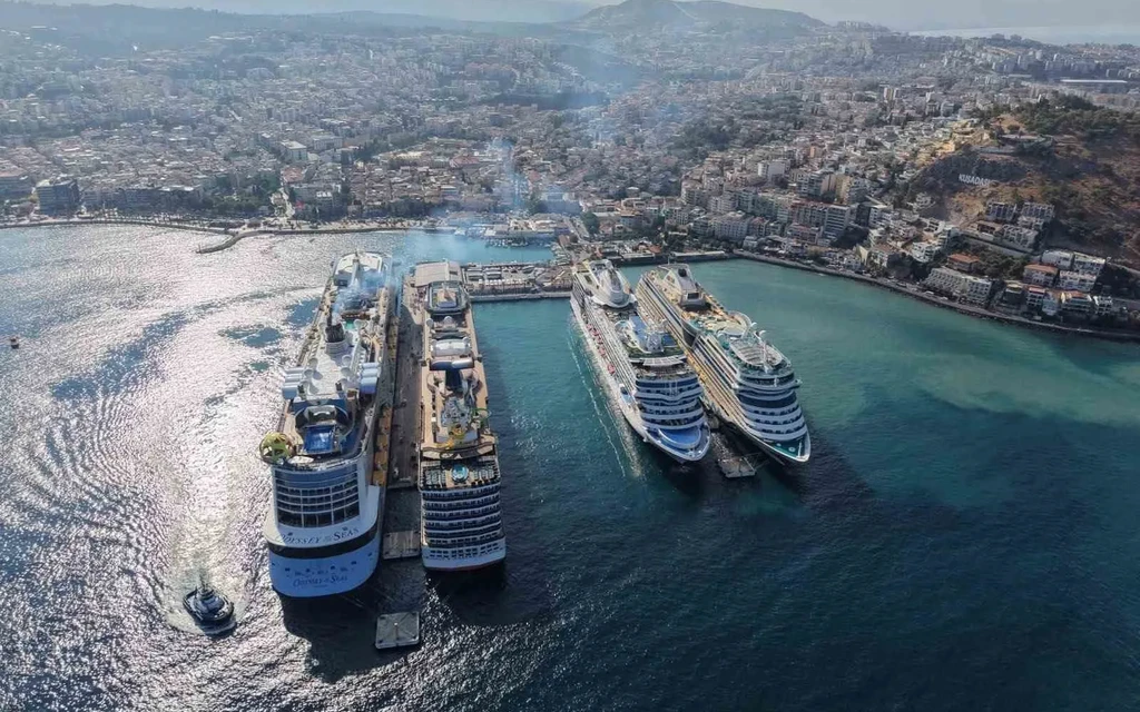 Kuşadası'na kruvaziyerle turist yağdı! 1 günde 4 gemi ve 11 bin 811 turist